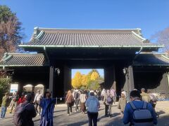 乾門を抜けて右に曲がります。