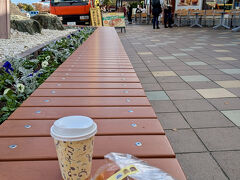 上里SAで20分の休憩。

クリームとあんこの入った推しっぽいあんぱん（330円）。
これ、もっちりあんことクリームたっぷりで
なかなか美味しかった～。

帰りも食べたかったのに
上りのSAでは売ってなかった。
