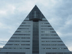 酸ヶ湯温泉への送迎バスは14時発
それまで青森駅周辺を観光する予定です

三角形の建物、観光物産館アスパムを
通り抜けた先には…