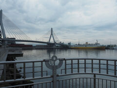 街側を振り返ると青森ベイブリッジと
青函連絡船メモリアルシップ八甲田丸の姿が