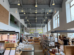 中はお土産屋さん

建物、陳列方法のみならず
並んだ商品もオシャレなパッケージで
手に取りたくなるものばかりです

青森、実はデザイン王国(((o(*ﾟ▽ﾟ*)o)))？