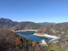 展望台からは、神流湖が見えます。