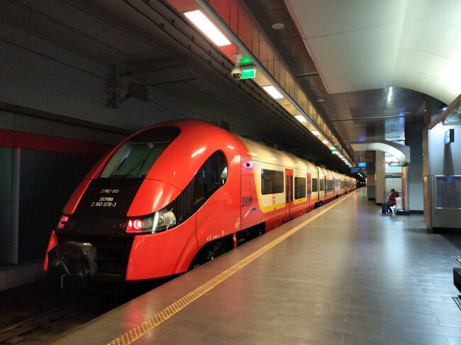 この13:55発のS2に載ります。<br />クラクフ空港で10:00にチェックインし、荷物を預けて、ビジネス<br />ラウンジ(プライオリティパス)で朝昼兼用の食事を頂き、12:00発<br />の便でワルシャワに来ました。