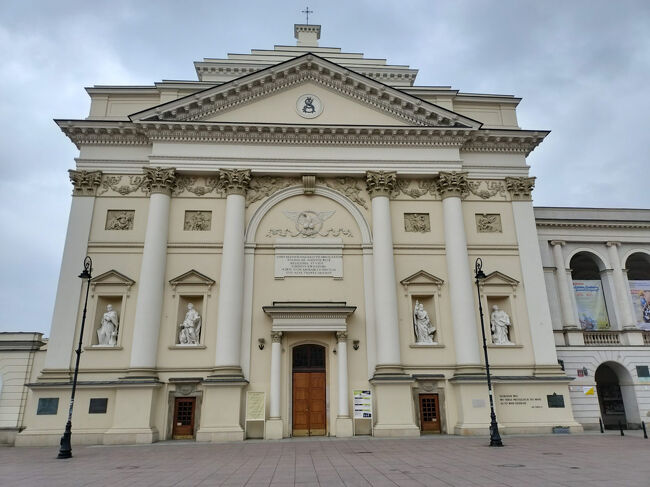 ワルシャワ 聖アンナ教会<br />15:30