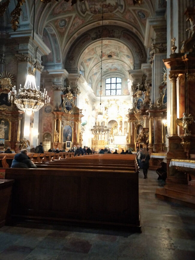 内部<br />神々しい空間です。分かりませんがミサ的なことを行っています。<br />場違いなので早々に退散しました。