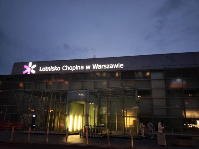 ショパン空港<br />くったくたです。<br />⇒プレミアムエコノミーを予約したのでぐっすりとはいきませんが<br />　ゆったり帰ってこれました。