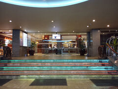 夜遅くにやっとこチェンマイのホテルに到着しました。アユタヤからチェンマイまで約600キロ、疲れました。

メルキュールチェンマイは意外にも安かったです。
最初は以前にも泊ったイビススタイルなどニイマンエリアのホテルが安いと思っていたのですがメルキュールはイビス以上に安かったのでメルキュールにしたのですがメルキュールって私が初めてチェンマイに行った数十年前には既にあったので古いホテルで嫌だなと思っていたのですがリノベーションされていて意外に良く、お値段以上でした。
