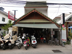 翌日
お昼ご飯を食べにカオソーイメーサイへ
カオソイの有名店の１つ。
ちょうど開店したばかりの様で上手い具合に座れました。

