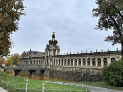 ツヴィンガー宮殿の位置は初日に把握していたので、徒歩で訪問しました。

ホテルから歩いて15分程度です。美術館が開くのは午前10時からなのですが9時過ぎに到着。早く来すぎたので、時間つぶしに宮殿の周辺をぐるっと歩いてみました。