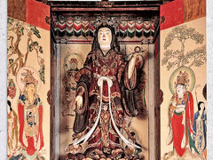 秘仏『重要文化財 厨子入木造吉祥天立像』

中尊の左横の厨子に納められた『吉祥天（きちじょうてん）立像』。吉祥天は，豊かな暮らしと平和を授ける幸福の女神です。像高は 90cｍ，鎌倉時代の作（厨子絵は明治期に寺外（東京美術学校）へ流出，1976年に原本を復元模写したもの）。

［秘仏・吉祥天女像の開扉日］
 1月 1日～ 1月15日
 3月21日～ 5月20日
10月 1日～11月30日

K君は、もうすぐ受ける全身麻酔下での「前十字靭帯再建術」に怯えまくり，この吉祥天女に帰依することに決めたようですw