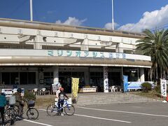 伯方島ってホントに人がいない
時折地元ナンバーの車とすれ違うだけ
ところが道の駅マリンオアシスはかたに来たら人がいっぱい
みんなどこにいたの～？