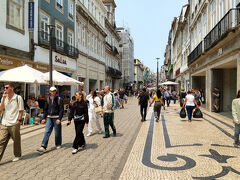 アルマス礼拝堂から南へ続くサンタ・カタリーナ通り。
モザイクタイルで飾られた美しい道で歩行者天国になっています。