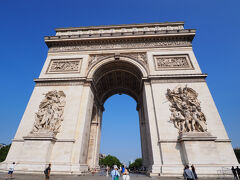 朝の凱旋門。観光客がまばらで、晴れたので、気持ち良いです。