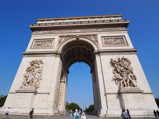 朝の凱旋門。観光客がまばらで、晴れたので、気持ち良いです。