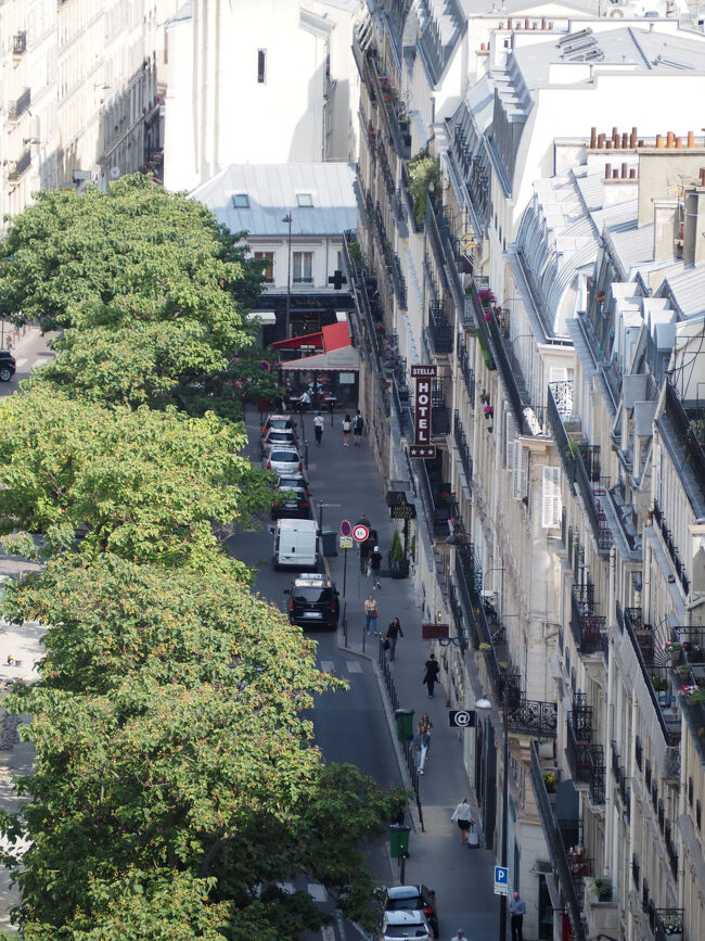 また、凱旋門に登ってしまいました。宿泊しているホテルが見えました。