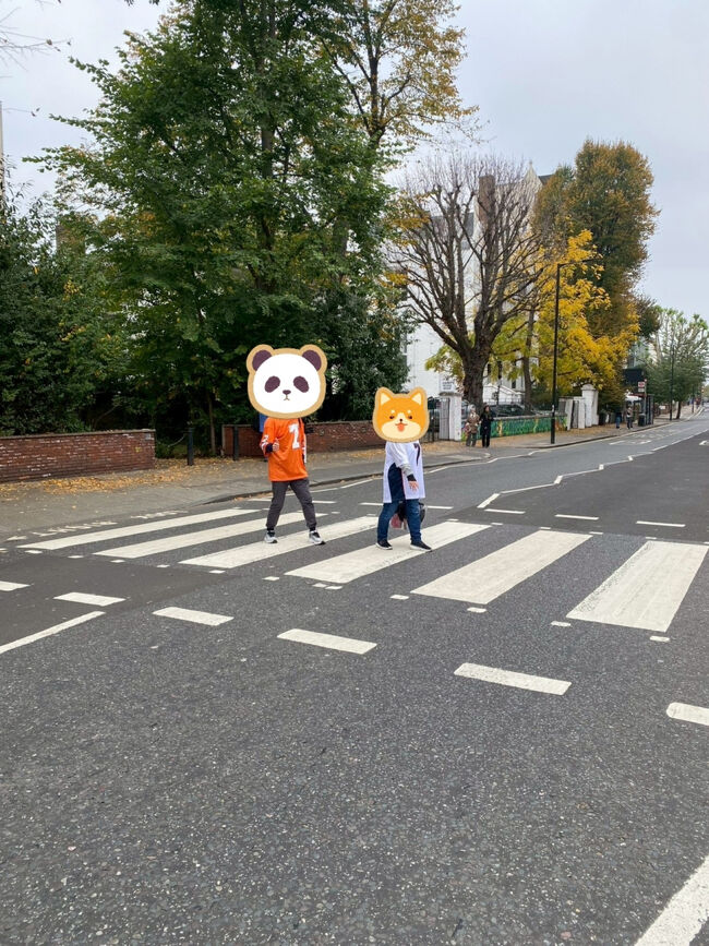 おひとりで来られていた東南アジア系の外国人女性の方と撮影し合いっこしましたのですが、微妙に遠い・・・。<br />ちなみにこの横断歩道は普通の道路なので、普通に車が通行しています。なので、車が来ないタイミングを見計らって撮影。