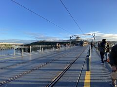 ドンルイス一世橋を渡ります。

橋の上をトラムが走ってるのが面白い。
歩道とトラムの線路が結構ギリギリなのも面白い。
