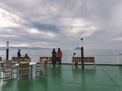 高松港 12:40発。昨日と比べると、少しお天気が怪しいかな。