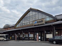 安来駅の駅舎です。
中はお土産物の売店などもありました。
予定より早く着いたので、時間をつぶそうかと思ったのですが、あまりゆっくり出来そうもないので、次の日に行く予定だった足立美術館へ行くことにしました。