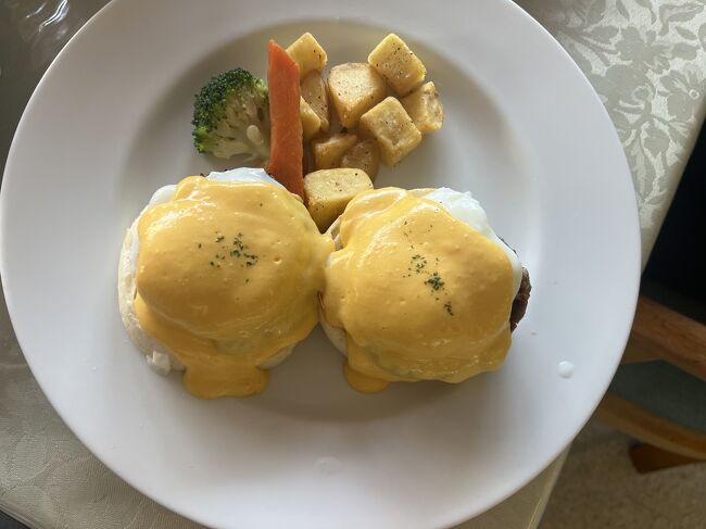 エッグベネディクト<br />ローズガーデン特製アメリカンソーセージ￥1,683<br />ホットコーヒー付き