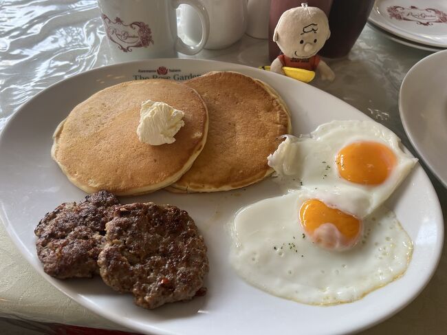 朝食セット<br />パンケーキ/特製ソーセージ￥1,529<br />ホットコーヒー付き