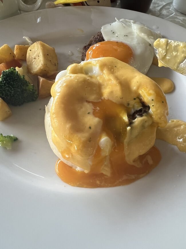 友達とシェアします<br />まずはエッグベネディクトからいただきます♪<br /><br />たまごがトロトロで美味しい＼(^o^)／<br />ホンマにおいしいの(@￣ρ￣@)