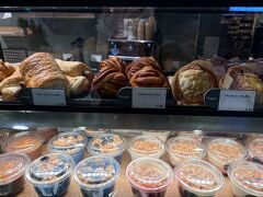 ミュンヘン中央駅には
たくさんお店があります。

この日はサラダとサンドイッチ、アサイーボウルを買ってホテルで食べることにしました。