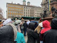 ちなみにみなさん上を見上げて今か今かと待ってました。割と混んでます。