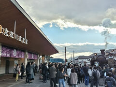 「鬼怒川温泉駅」に到着☆

さっそく駅前広場の転車台で向きを変えていました。
休みの日なので、すごい人☆笑