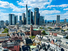 昼間に高いところに上がりたい場合は、階段を328段上って降りるのが大丈夫なら、個人的にはカイザードーム、大聖堂の塔がお勧め。

レーマー広場と金融街のインパクトが凄いし、マインタワーからはレーマー広場を始め新旧市街が見えない。
(以前は見えたのに隣に高いビルが立ってしまい見えなくなったの。）

写真は大聖堂、カイザードームの塔からの圧巻の眺め。
（※大聖堂の塔は月曜がお休み。）