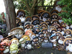 この日最初に訪れた加太は紀淡海峡に面した漁師町です、古くからの交通の要衝として栄え、万葉集にも景勝地として詠まれました。
この地の淡嶋神社は、仁徳天皇治世の西暦4世紀初めの創建と伝えられる大変由緒のある神社です。人形供養発祥の神社として有名で、奉納された約2万体にのぼる人形が境内のあちこちに並べられています。拝殿正面脇に並べられている雛人形のほか、狸・蛙・七福神・翁など、種類ごとに集められています。　　　　　　　　　　

