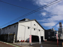 醗酵の町　摂田屋を代表する老舗酒蔵　吉乃川
新潟で最古の酒蔵といわれ、その歴史は470年余りとか

手前の白い倉庫は、築約100年の登録有形文化財
現在は酒ミュージアム”醸蔵”として利用されています