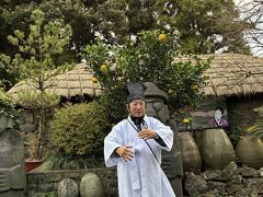 　　流暢な　英語で　村の様子

　　女性ばかりが働いて　男性は遊んでいたような？

　　そんな　話をされる。