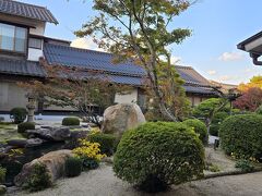 夕食の時間前に館内を散策。
大きなお庭を囲んで建物が建っています。

翌日は、松江に寄ってから空港へ行くことにし、地図などの資料を館内で入手。