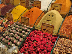 なんだかんだ、量り売りは値がかさむ
ミニマムは１００グラムからだけど、
たくさん買うと５０グラムから買えるみたい
結局交渉次第ってことだね