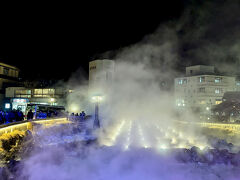 夜はライトアップを見に湯畑へ。
湯気のもわもわが幻想的できれい。
