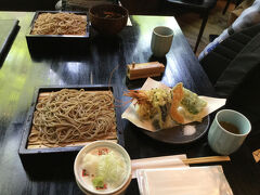 5/1(火)
ゴールデンウィークですが学校がある日なので、渋滞もなく9時に軽井沢に着きました
確か近くの森でバードウオッチングやオリエンテーリングのようなイベントをやっていました
イベントは予約制だったので参加できず、2人だけで軽くハイキング♪

ハルニレテラスでお蕎麦のランチ
せきれい橋川上庵
