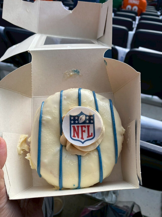 おやつにちょっとヘンテコな色のドーナッツ。味は特に問題無し。<br />ドーナッツも含めてホットドッグ2個とドリンク全部で35.45GBP、7501円の高額ランチとなりました。