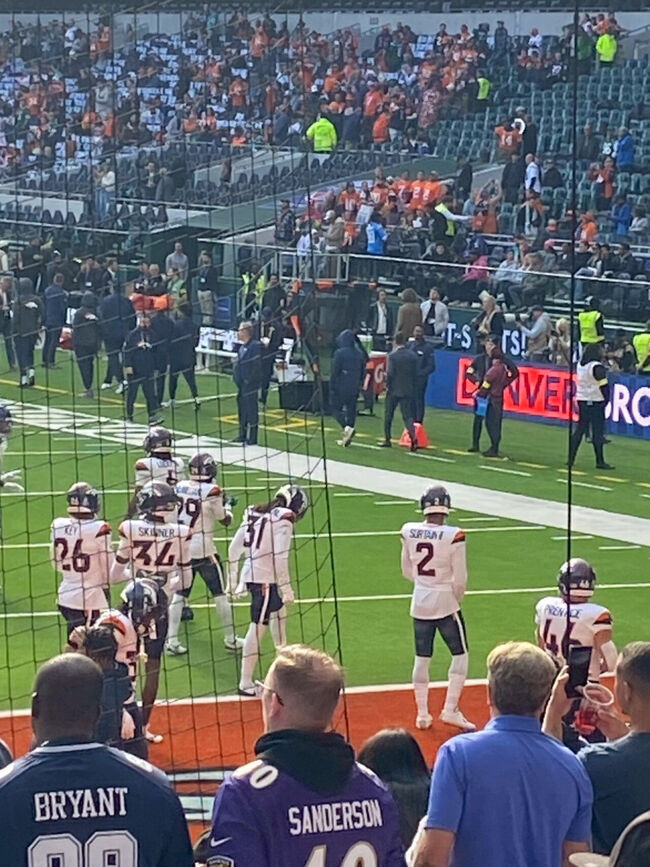 ランチを食べながら、ウォーミングアップするブロンコスの選手を確認。写真の背番号2の選手は、昨年度のディフェンス最優秀賞を受賞したスゴイ選手。NFLでもトップクラスの選手を近くで見れて本当に感無量(ToT)/~~~<br />ウォームアップを終えた選手たちは一旦ロッカールームに戻っていきました。