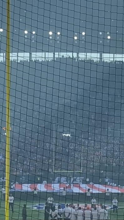 両チームの選手の入場後にアメリカ国歌とイギリス国歌の斉唱。<br />アメリカ国歌は熱唱させていただきました。