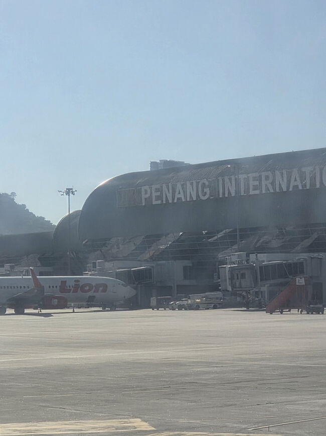 完璧1時間以上遅れてペナン国際空港到着です。<br />ホテルへ到着予定時刻伝えていたので<br />早速遅れる連絡