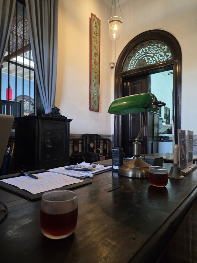 左がフロント<br /><br />去年の旅行記です↓<br />https://4travel.jp/travelogue/11947422<br /><br />去年の2ベッドルームのお部屋は私的にはとても快適だったのだけど（主人と別の部屋で寝られる）<br />違う部屋も泊まってみたいなぁと思い