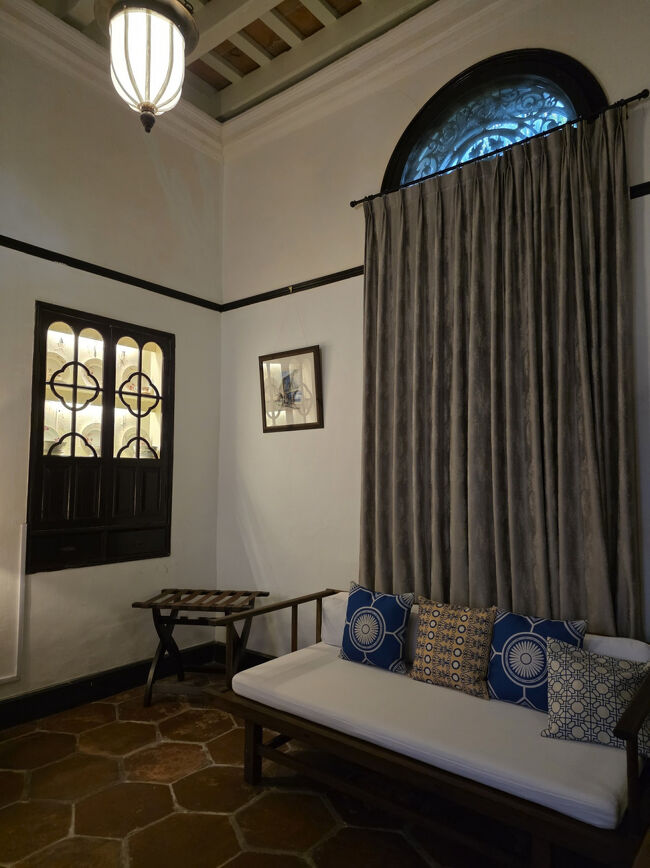 主人を避けて歩いてたら早速このソファに向こう脛ぶつけた。(+_+)<br />ちょっと移動させていただきます