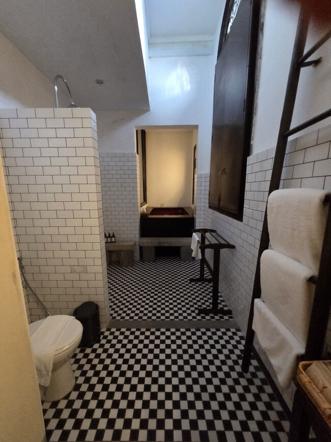 トイレの向こうに