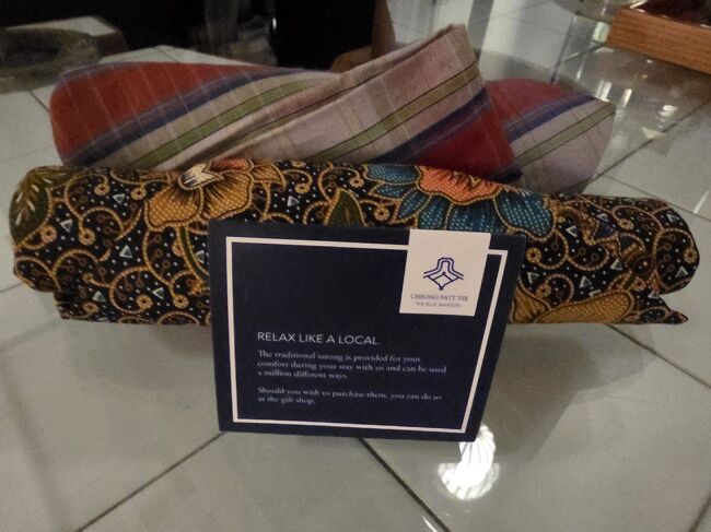 地元の人のようにリラックス<br />ご滞在中は、伝統的なサロンをご用意しております。様々な用途でお使いいただけます。<br />サロンをご希望の場合は、ギフトショップにてお買い求めいただけます。<br /><br />でもねこのチェックの色が良いと思っても同じのはショップに無いのよ<br />希望すればこの部屋に有るのが購入出来るのだけど、<br />このチェック汚れが付いてて断念<br /><br />最後の日に荷物まとめた後、これ利用させていただきゆっくりできました。