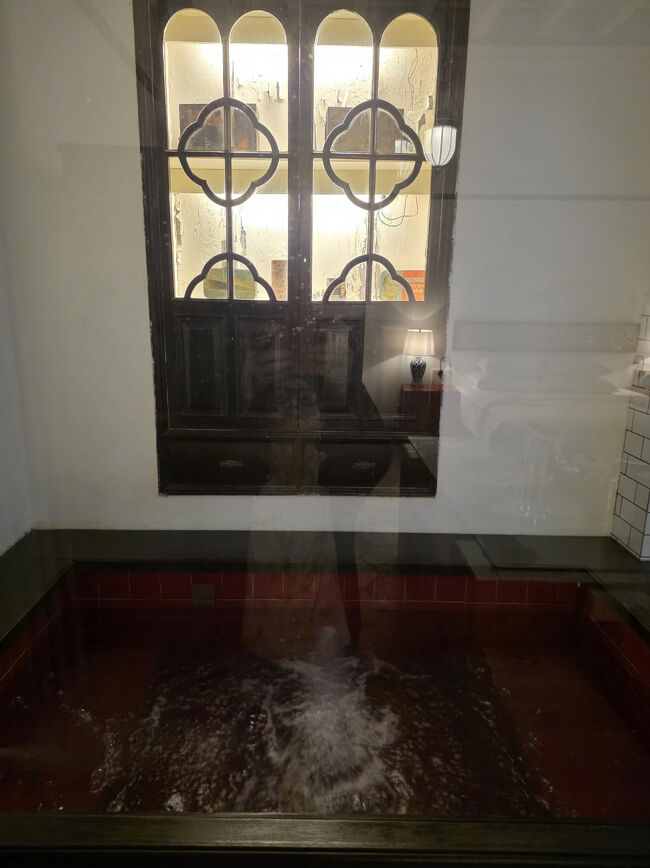 ニッチ棚には古い調度品