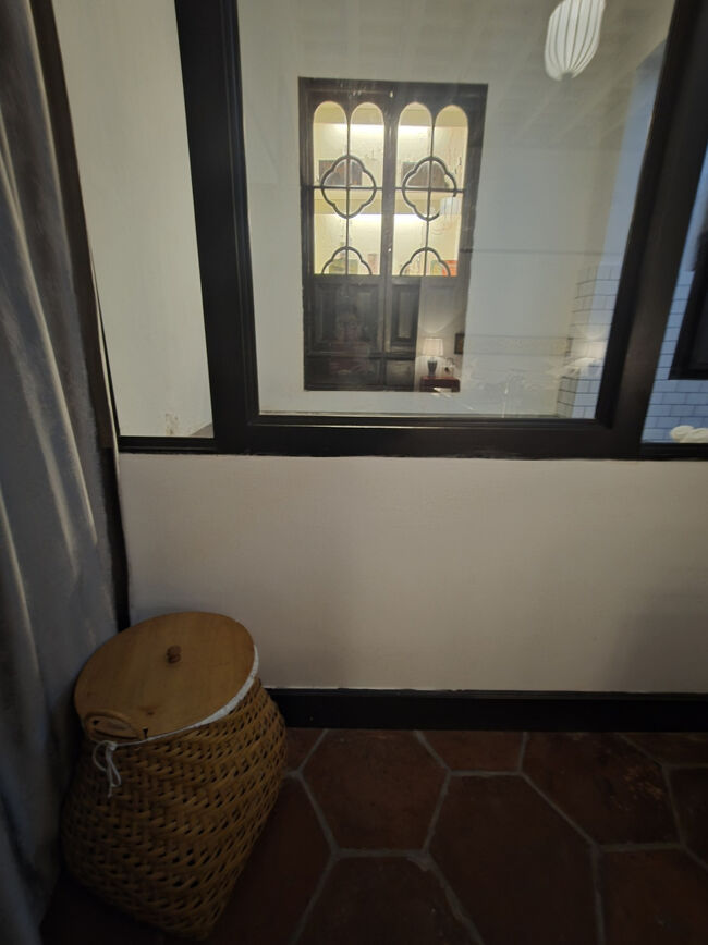 このガラスの向こうはジャグジー