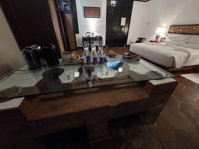 解るでしょうか？<br />OldKitchenの名前は<br />もともたこちらがKitchenだったから<br />こちらに竈（かまど）が有ったのでしょう。<br />その上にガラス板を置いてテーブルにしています。