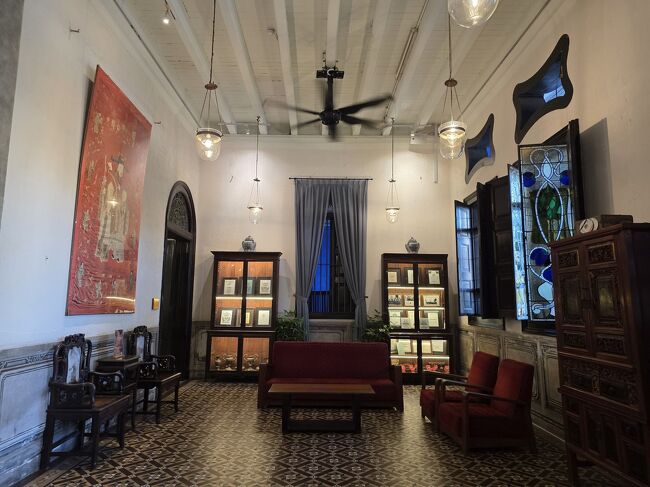 右からショップへ入れます。