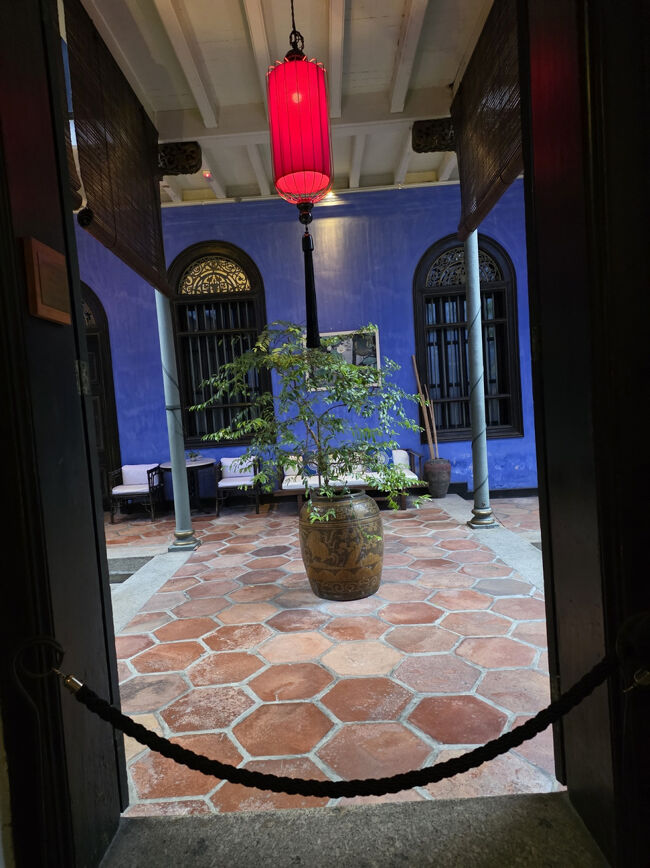 このロープより向こうは見学ツアーの方は入れません。